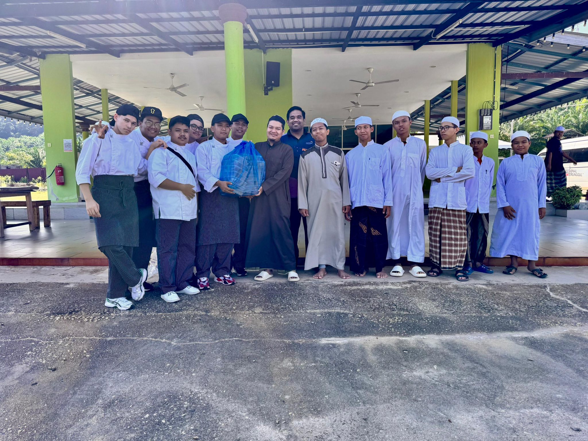 AKTIVITI KHIDMAT MASYARAKAT IFTAR JALINAN KASIH RAMADAN 2026 BAHAGIAN PENYEDIAAN MAKANAN JABATAN HOSPITALITI IKBN KEMASIK DENGAN KERJASAMA AKADEMI PENGAJIAN AL-BAHJAH, KIJAL DAN MASJID TENGKU MIZAN ZAINAL ABIDIN, KERTEH