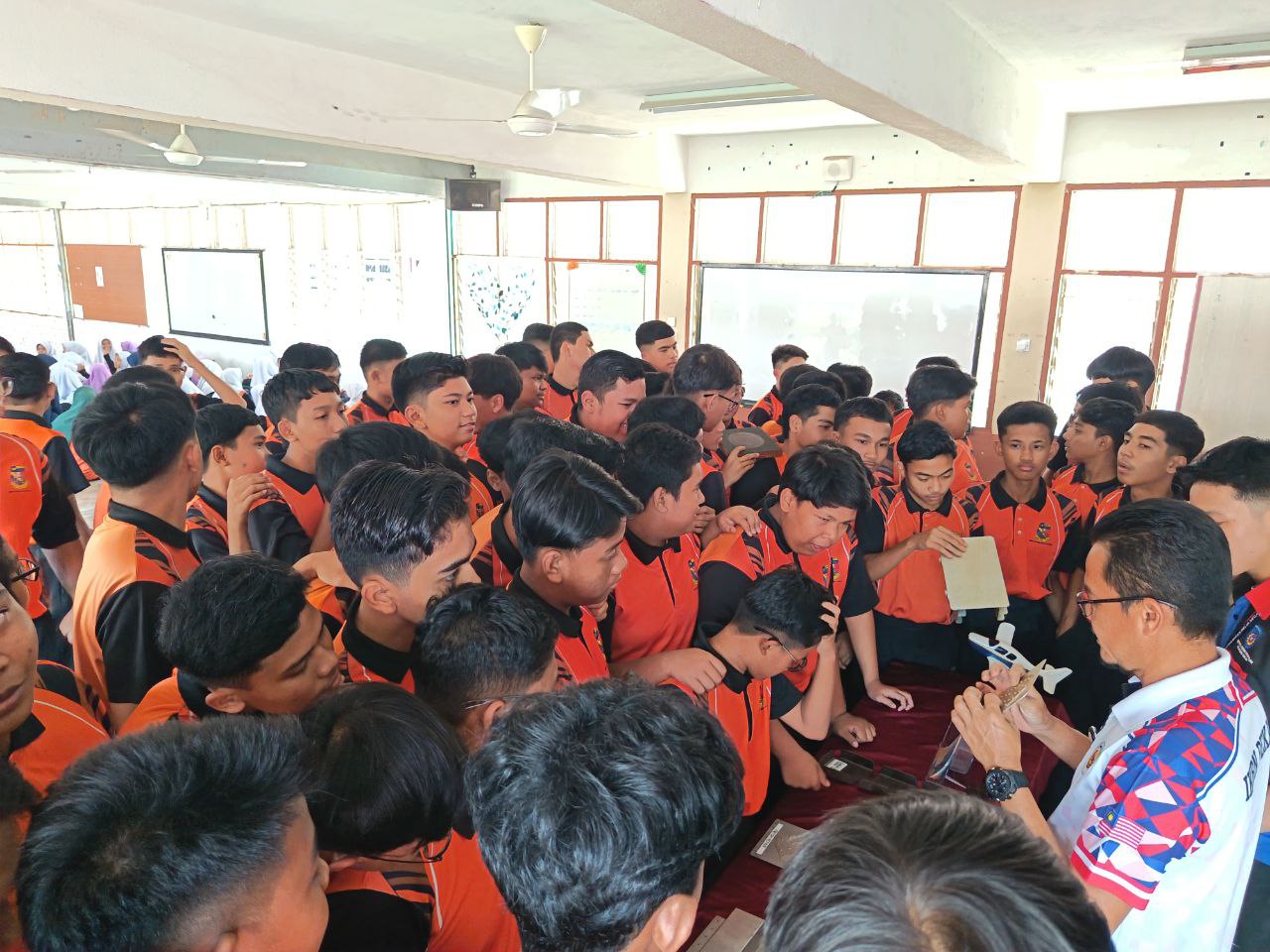 Ceramah & Pameran Kerjaya IKBN Pekan Di SMK(Felda) Bandar Baru Serting, N. Sembilan 