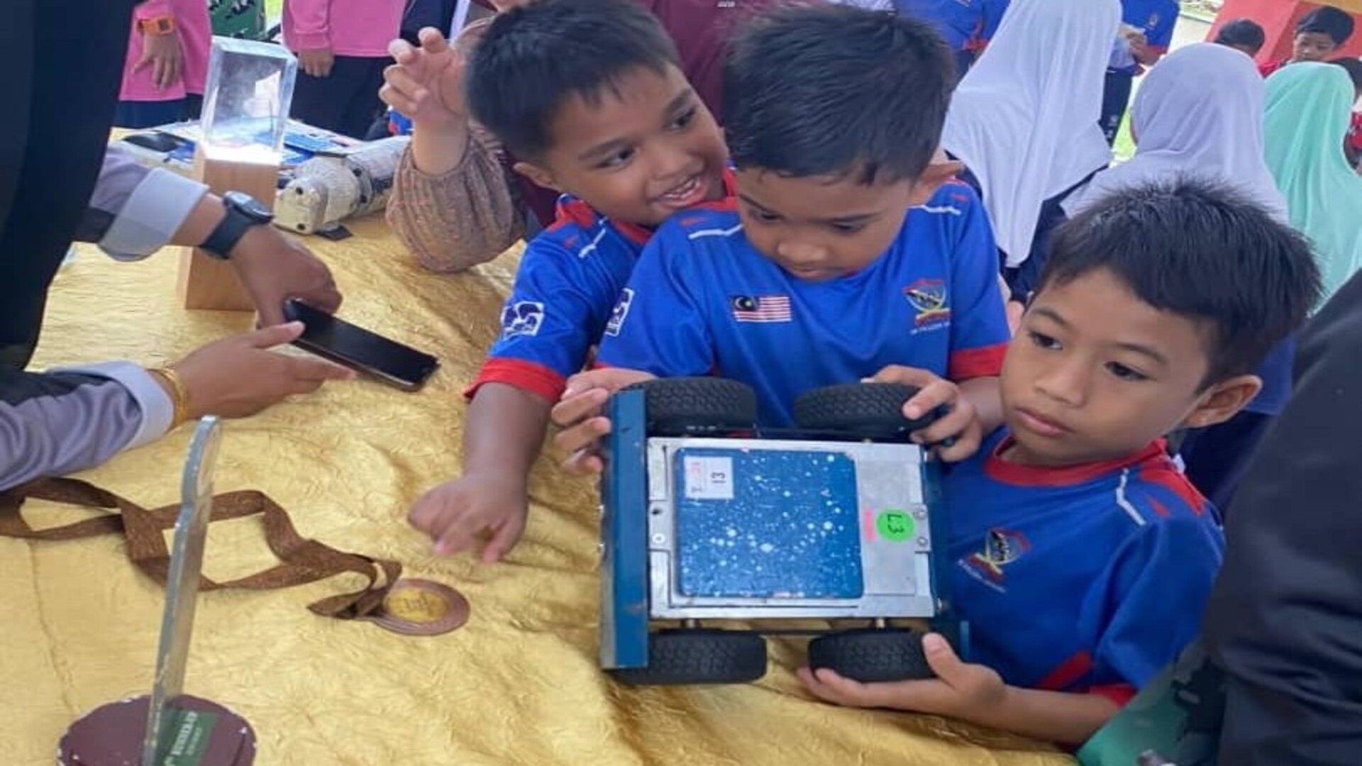 Dunia Robotik dan Drone di SK Paloh Hinai Pekan