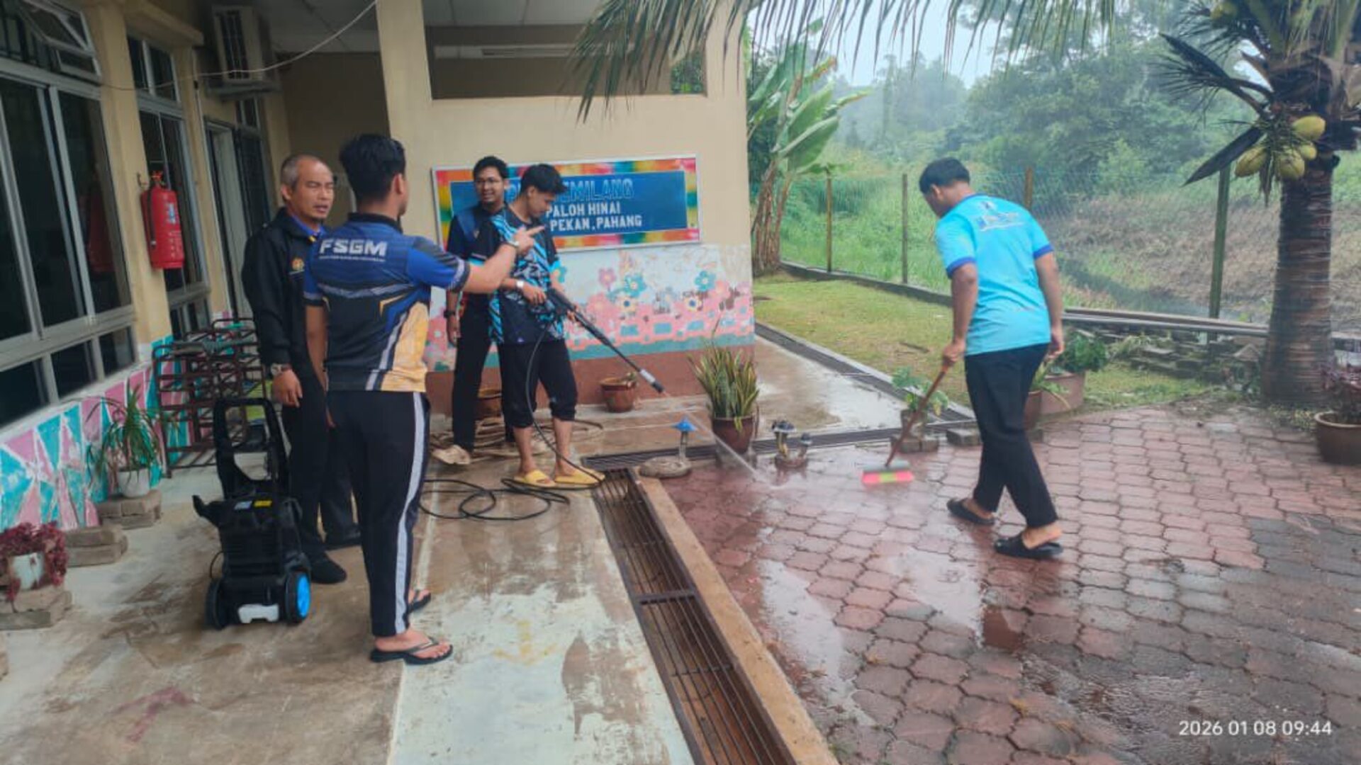 Gotong Royong Pasca Banjir SK Paloh Hinai