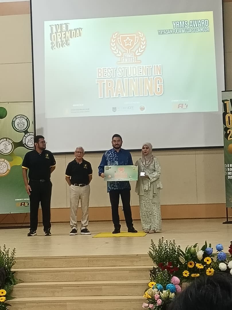 PELAJAR IKBN PERETAK RAIH ANUGERAH PELAJAR TERBAIK DALAM LATIHAN SEMPENA YRMS 2025