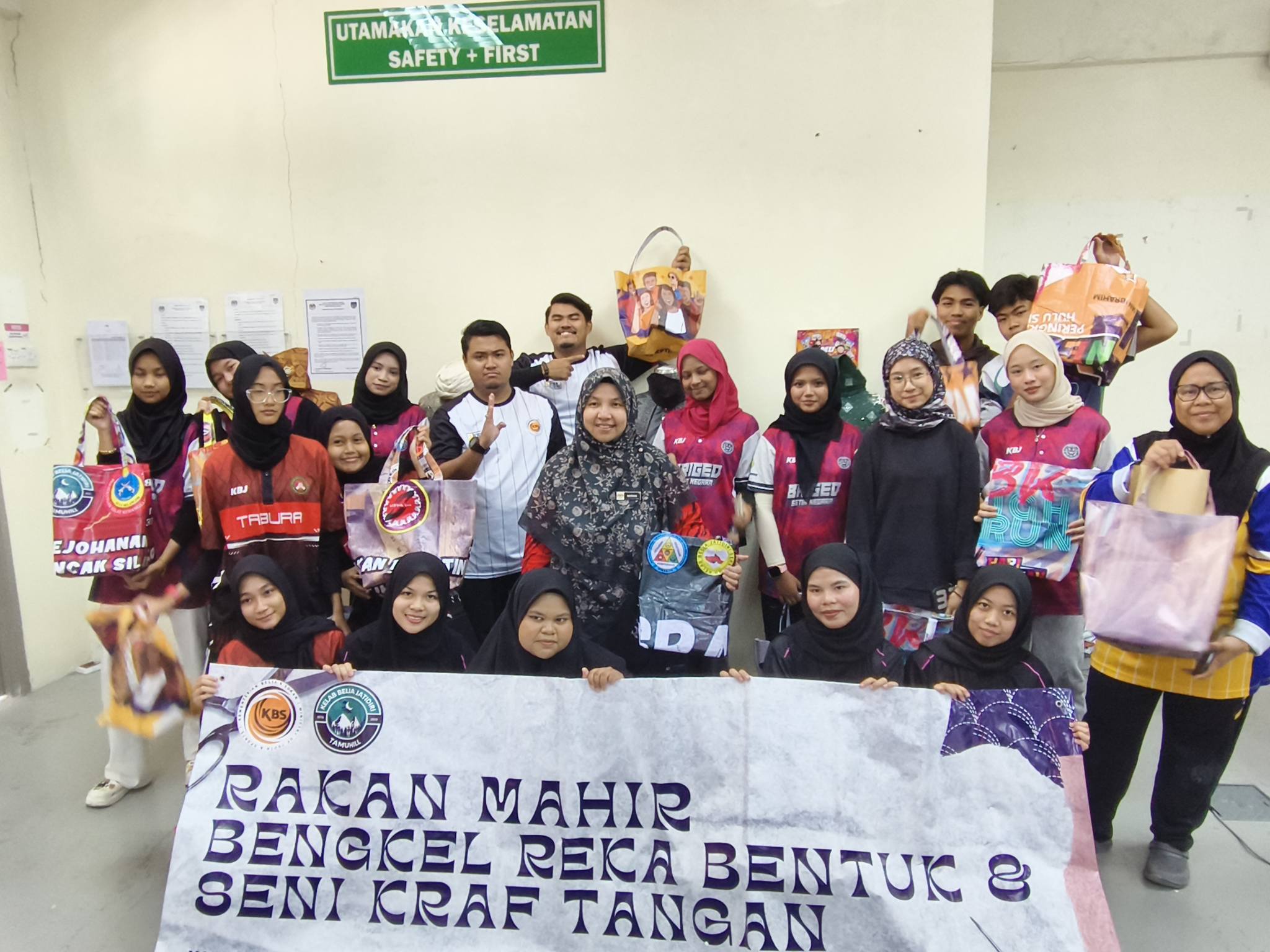 PROGRAM KOLABORASI IKBN PERETAK DENGAN KOMUNITI : KITAR SEMULA BANNER TERPAKAI MENJADI BEG