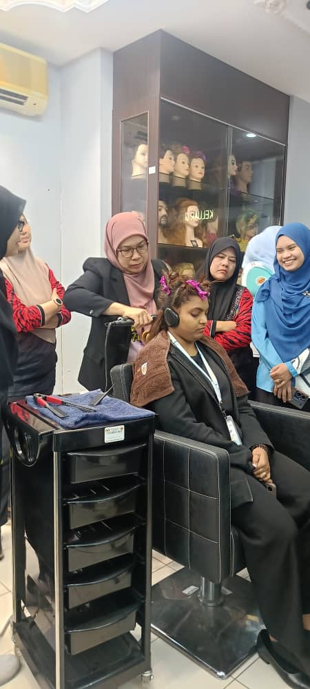 SESI PERKONGSIAN ILMU (IN HOUSE TRAINING) JABATAN TEKNOLOGI KOSMETOLOGI BERSAMA KAKITANGAN IKBN PERETAK TAHUN 2025: HAIR STYLING : HAIR STRAIGHTHENING IRONING