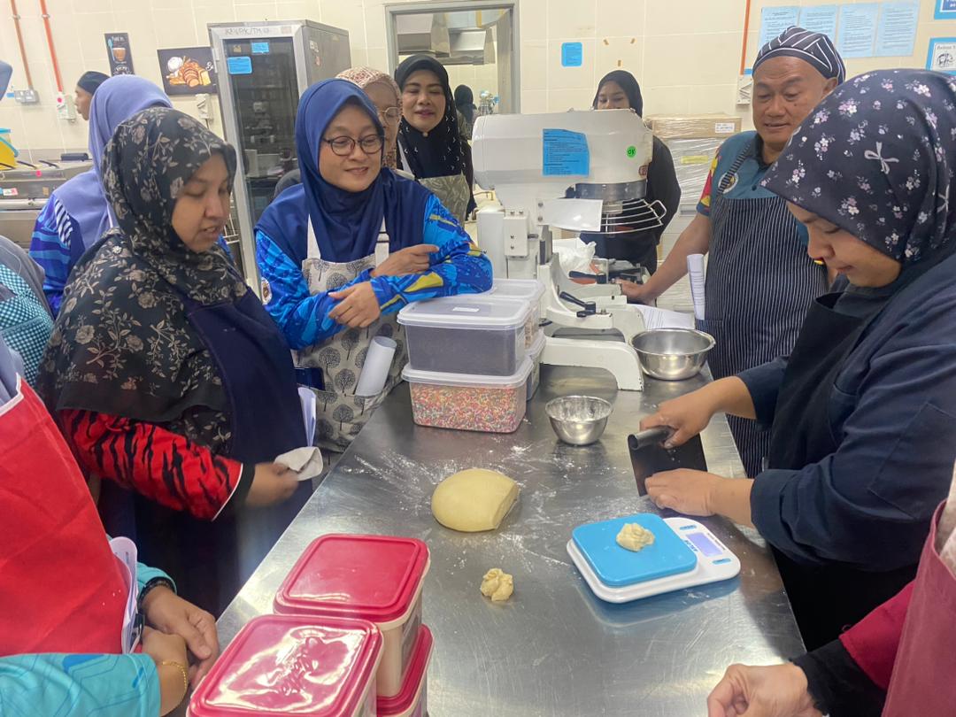 PEGAWAI DAN KAKITANGAN IKBN PERETAK SERTAI KURSUS TRAINING OF TRAINERS (TOT) PRODUK BAKERI (DONUT & BOMBOLONI)