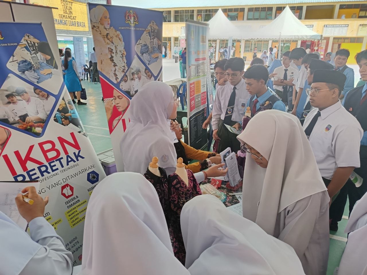 PAMERAN KERJAYA TVET BUKA MINDA PELAJAR SMK SELAYANG BHARU
