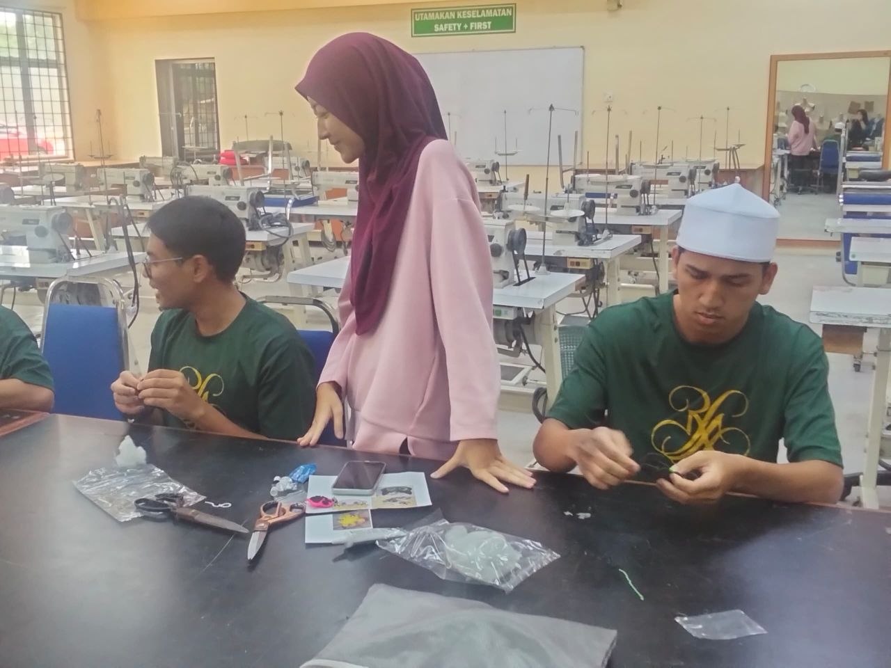 DIY KEYCHAIN DAN HIASAN RAMBUT DARIPADA DAWAI BULU SEMPENA SELF DISCOVERY WORKSHOP 2026 DI IKBN PERETAK