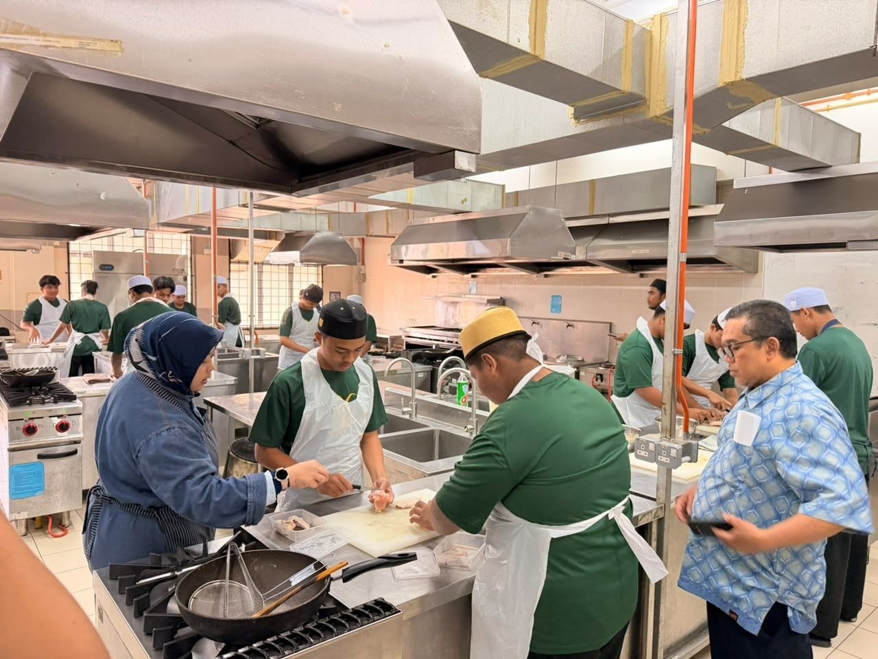 BENGKEL MASAKAN CHICKEN BOXING CUNGKIL MINAT KEUSAHAWANAN PESERTA
