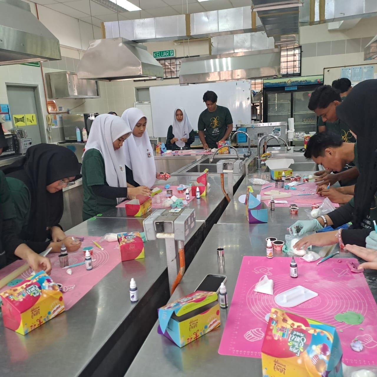 HIASAN CUPCAKE DARIPADA FONDANT SEMARAKKAN KREATIVITI PESERTA SELF DISCOVERY WORKSHOP
