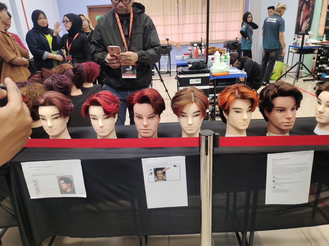 HARI PERTAMA PERTANDINGAN AKHIR WSMB BIDANG HAIRDRESSING