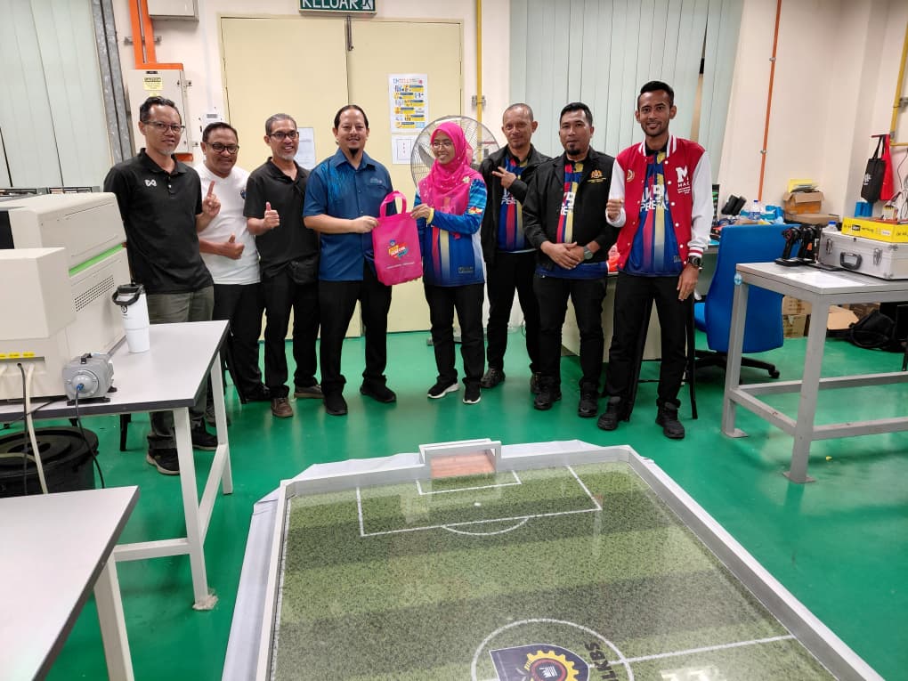 IKBN PERETAK SERTAI SESI PERKONGSIAN DAN PERLAWANAN PERSAHABATAN SOCCER ROBOT DI IKTBN SEPANG