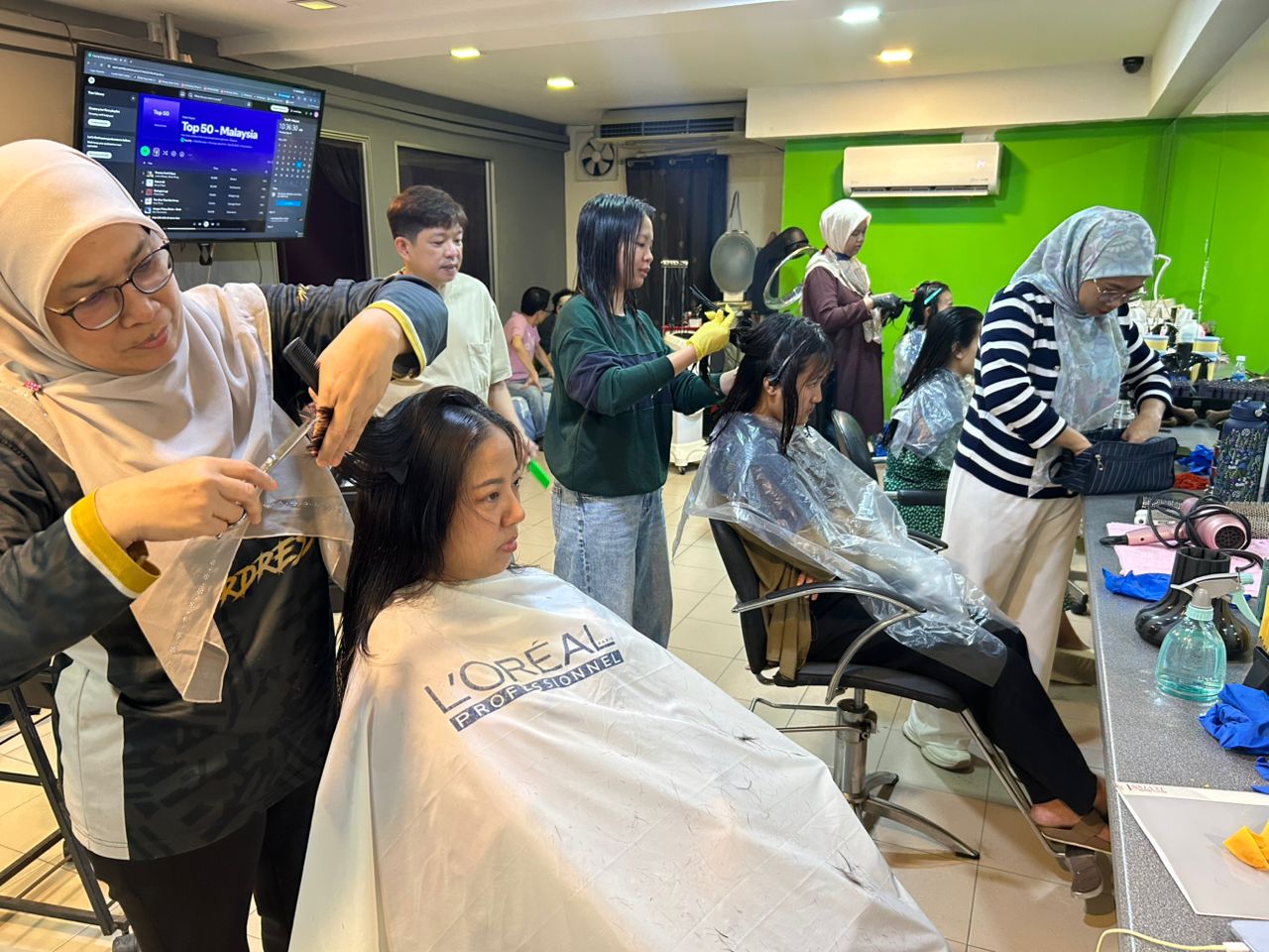 PENGAJAR IKBN PERETAK HADIR KURSUS RESKILLING, UPSKILLING& PROFESSIONAL: KURSUS ADVANCED CREATIVE HAIR SCULPTING & PERMING TECHNIQUES ANJURAN IKBN KEMASIK