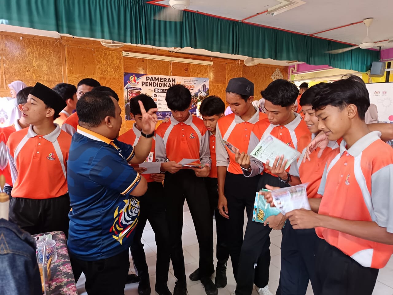 PAMERAN KERJAYA TVET BUKA MINDA PELAJAR SMK SERENDAH
