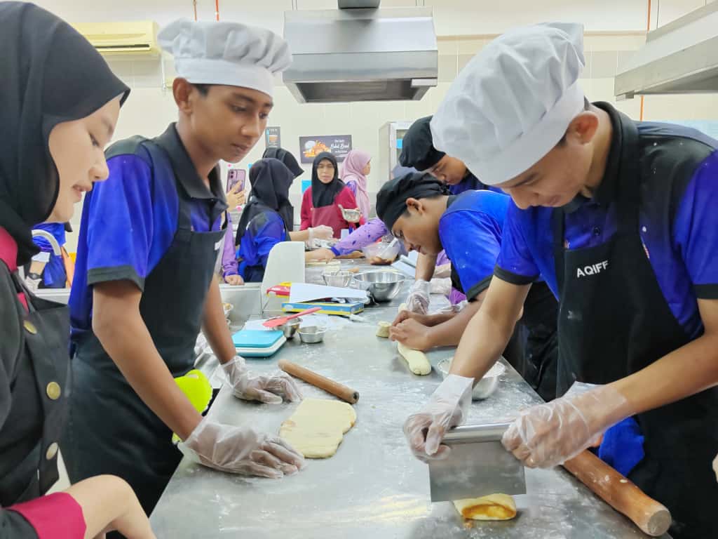 PROGRAM PEMBELAJARAN LUAR BILIK DARJAH (PLBD) – BIDANG PEMBUATAN ROTI BERSAMA SM PENDIDIKAN KHAS VOKASIONAL KUANTAN (SMPKV KUANTAN)