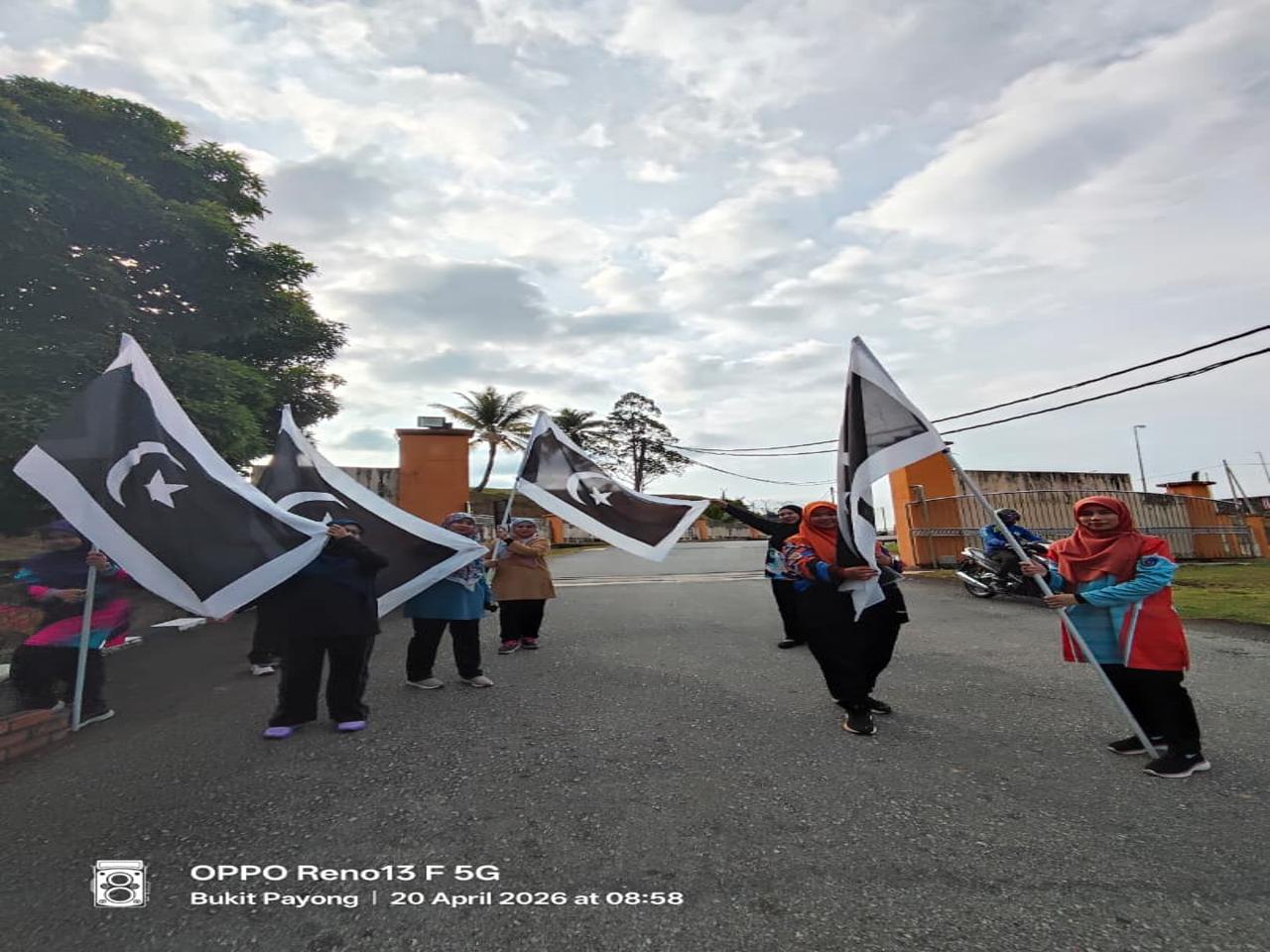 PENGIBARAN BENDERA SEMPENA ULANG TAHUN KE-64 HARI KEPUTERAAN KEBAWAH DULI YANG MAHA MULIA SULTAN TERENGGANU 