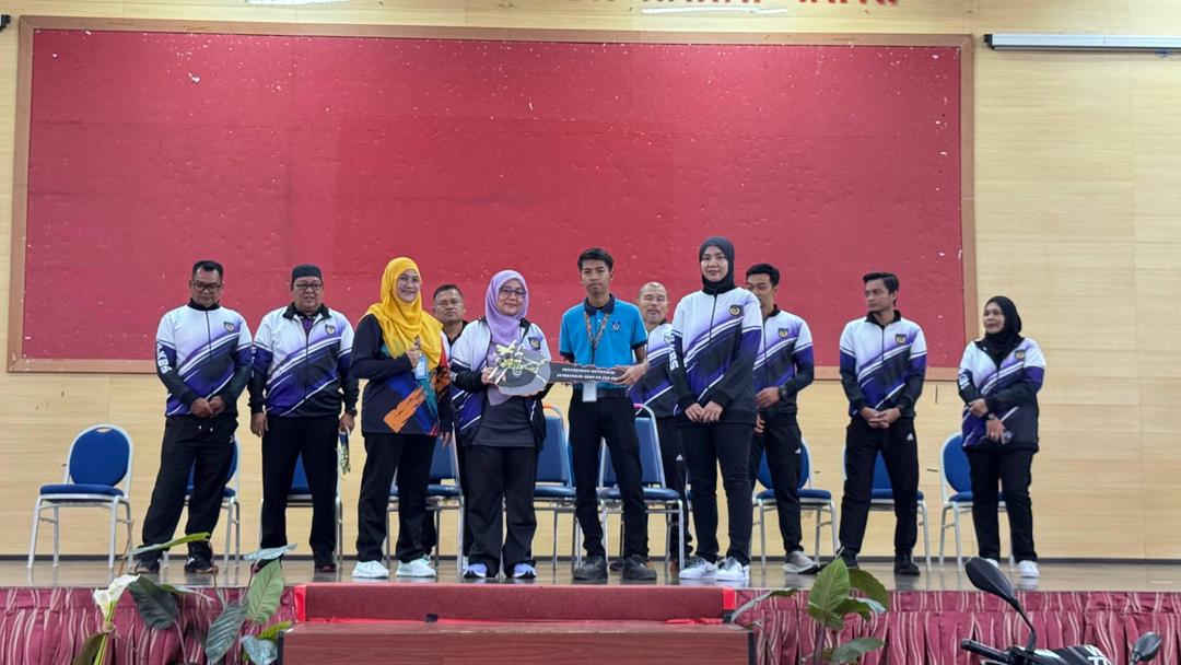 MAJLIS PENYERAHAN MOTOSIKAL SUMBANGAN YAYASAN AEON MALAYSIA KEPADA DUA PELAJAR IKBN WAKAF TAPAI