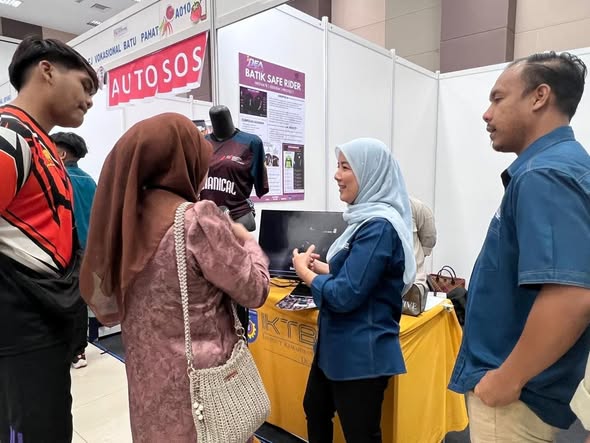 LAWATAN PENGARAH IKTBN DUSUN TUA KE BOOTH IPD