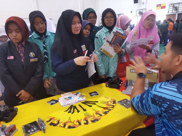 PAMERAN PENDIDIKAN DAN KERJAYA SEMPENA EDUCAREER DAY DI SMK PUTRAJAYA PRESINT 16(1)