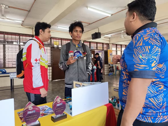 BAGUS ADIK-ADIK SEKARANG NI DATANG PAMERAN TANYA HALATUJU PENDIDIKAN DAN KERJAYA