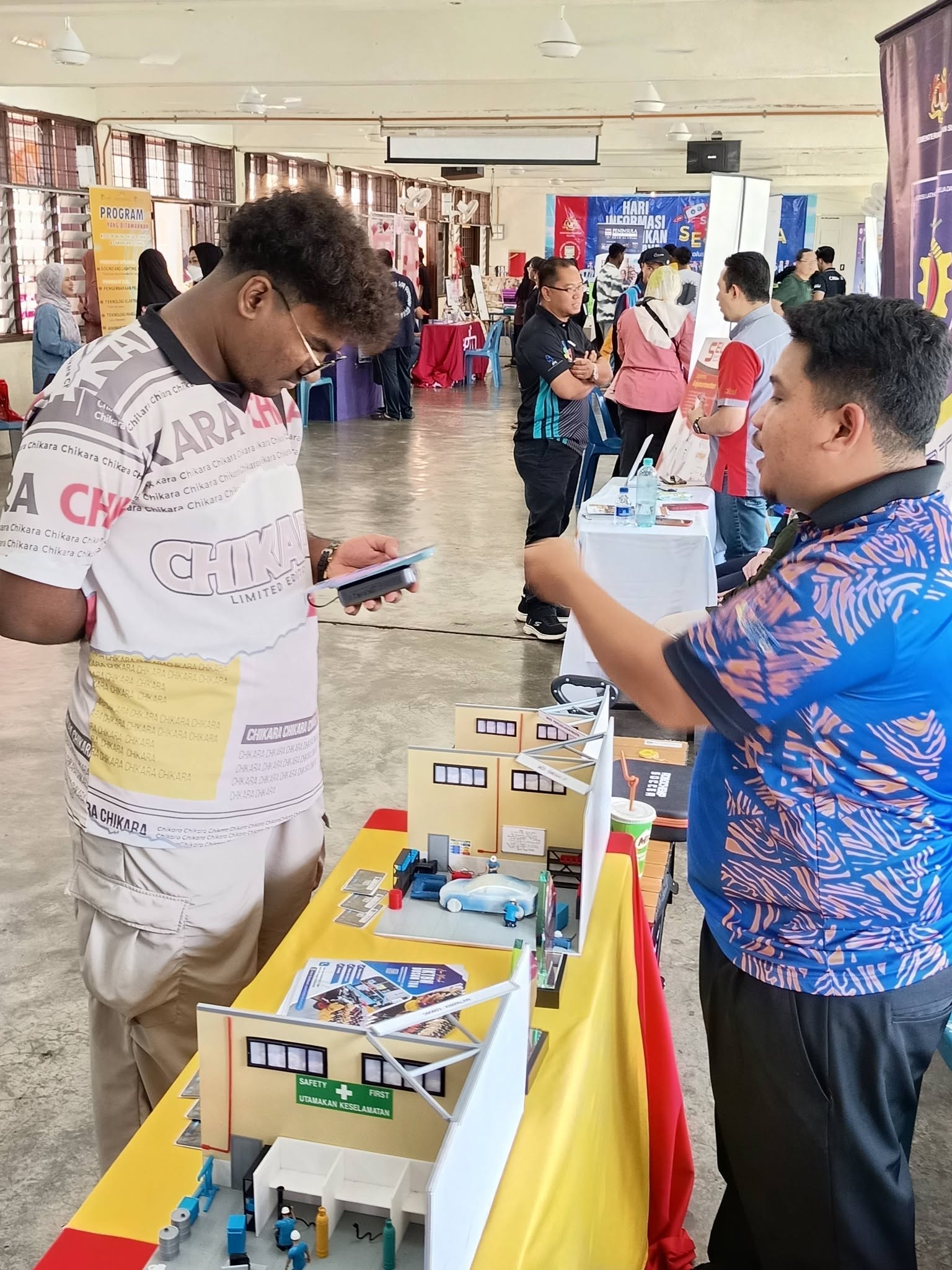BAGUS ADIK-ADIK SEKARANG NI DATANG PAMERAN TANYA HALATUJU PENDIDIKAN DAN KERJAYA