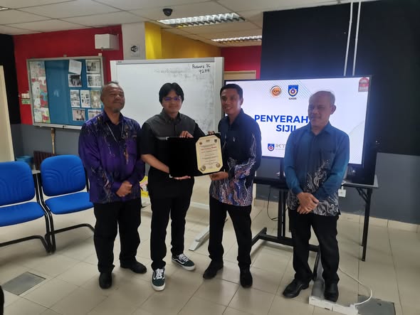 PENYERAHAN SIJIL TAMAT BELAJAR KEPADA PELAJAR AUTISME DI IKTBN DUSUN TUA