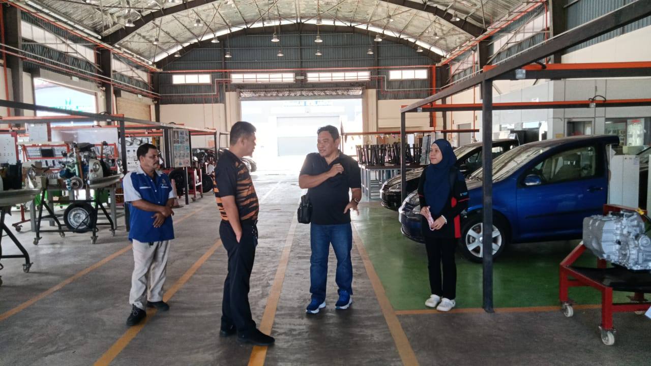 LAWATAN DARIPADA ADVANCE RETRO SOLUTION SDN. BHD. (ARS) BAGI TINJAUAN FASILITI ELECTRIC VEHICLE (EV) DI IKTBN TEMERLOH