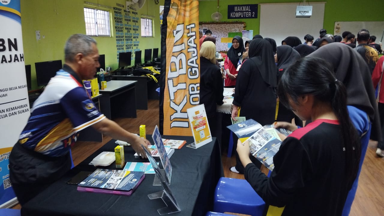 Promosi Kemasukan Sempena Hari Kerjaya di SMK Tun Mutahir