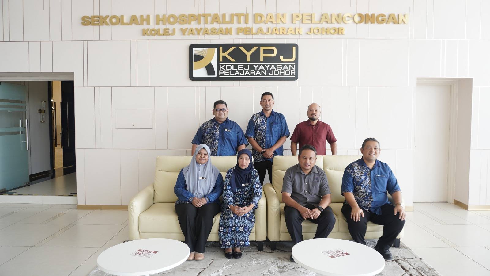 KUNJUNGAN HORMAT KE KOLEJ UNIVERSITI YAYASAN PELAJARAN JOHOR 