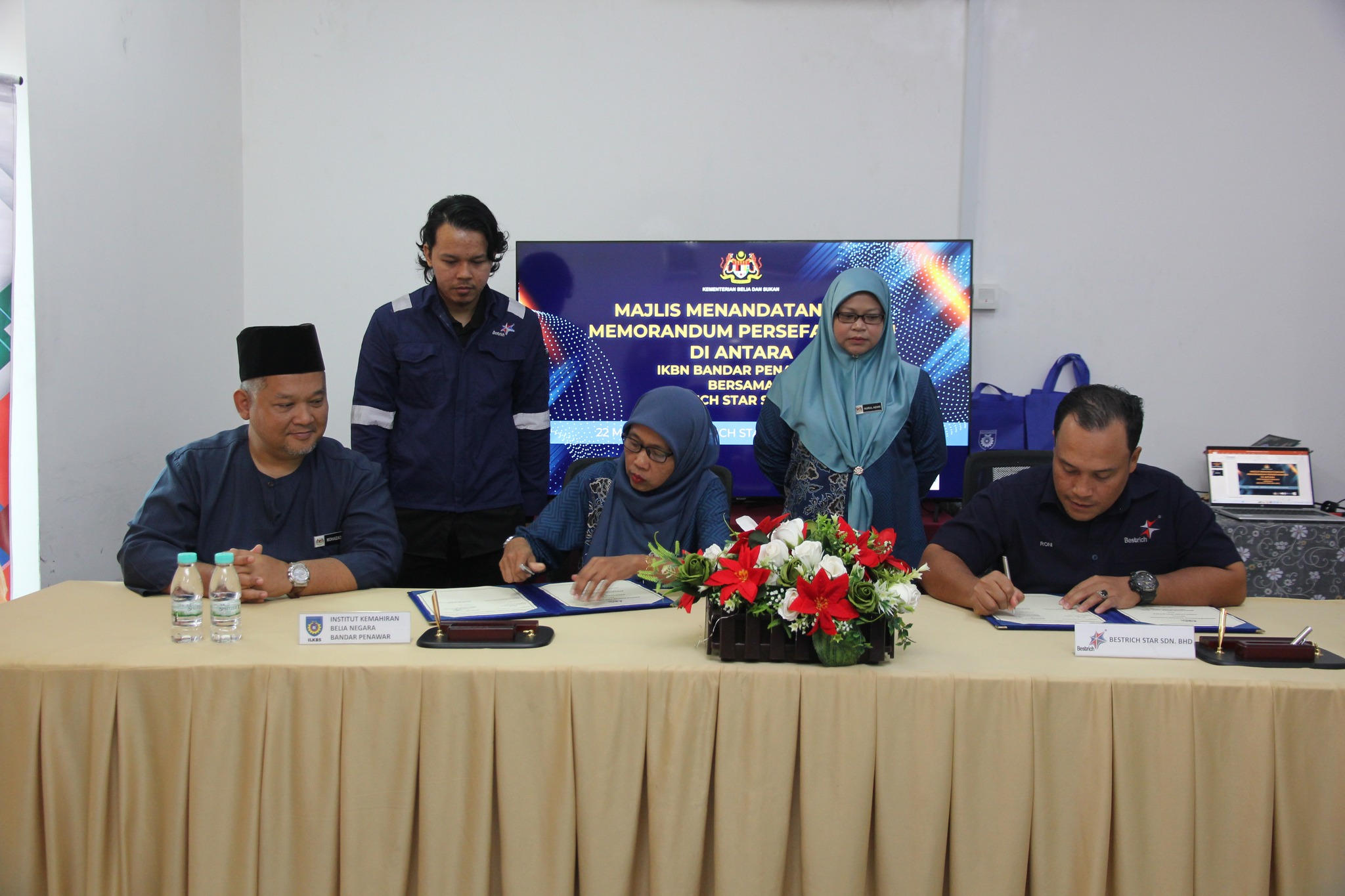 KBN BANDAR PENAWAR DAN BESTRICH STAR SDN. BHD. METERAI MEMORANDUM PERSEFAHAMAN (MOU) PERKUKUH JARINGAN INDUSTR