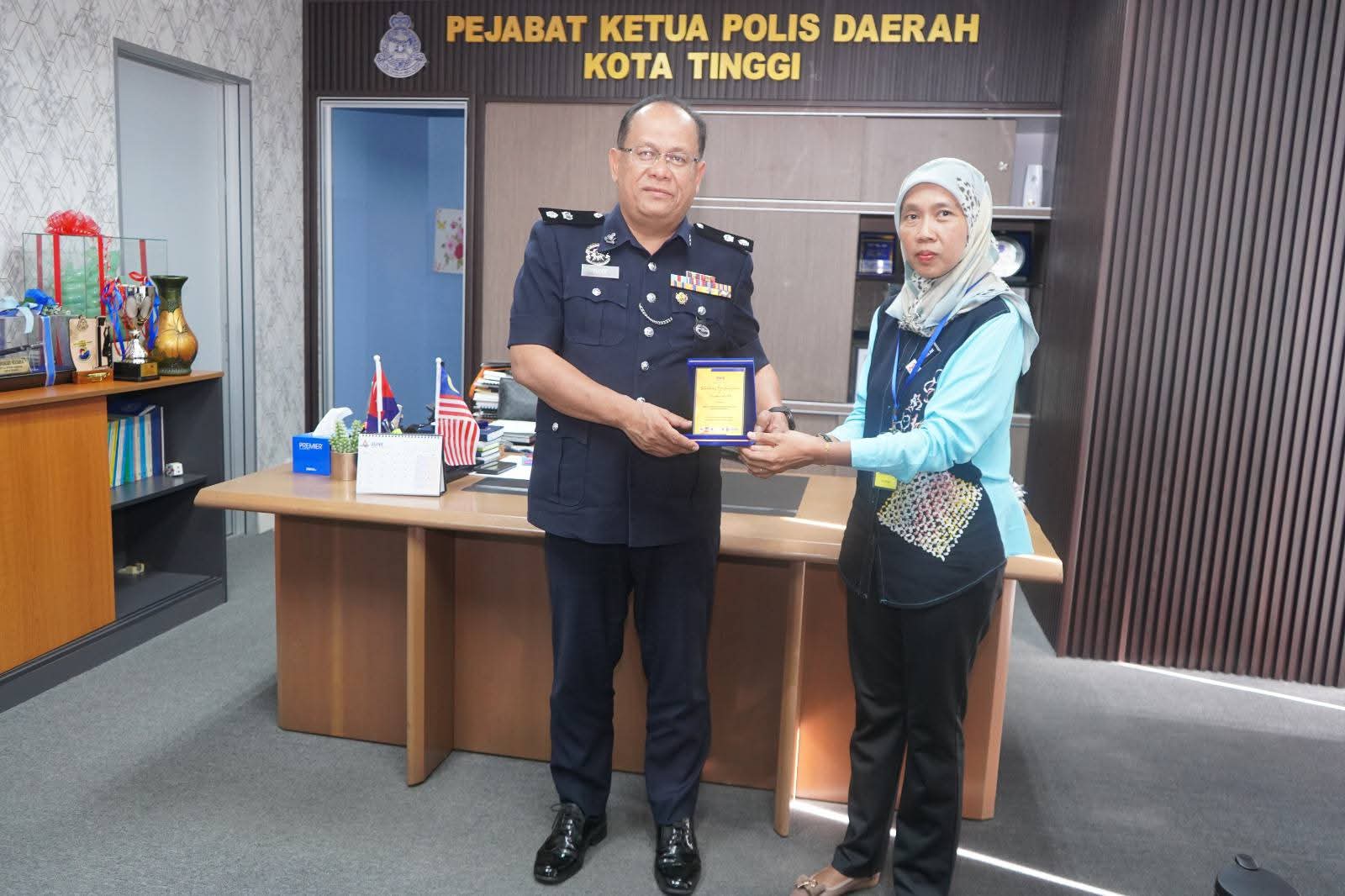 KUNJUNGAN HORMAT PENGARAH IKBN BANDAR PENAWAR KE IPD KOTA TINGGI
