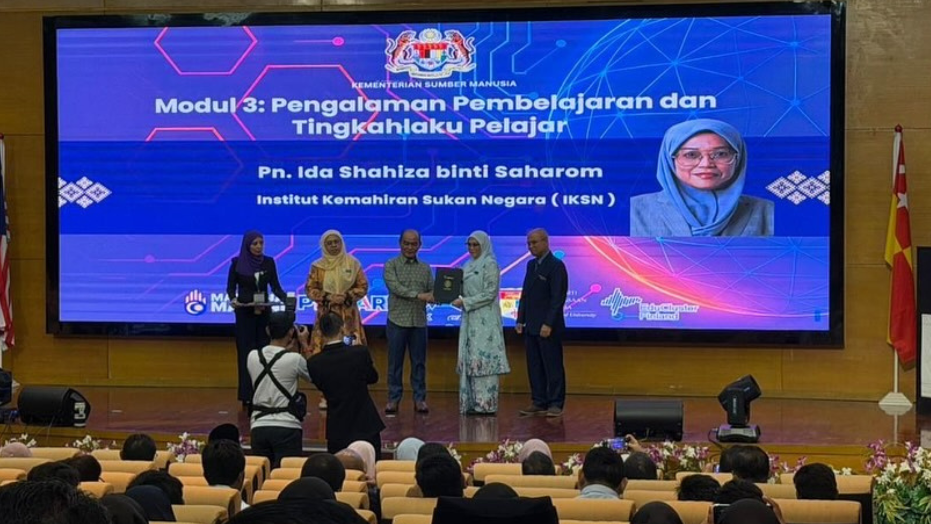 Buku Pintar TVET - Era Baharu Pengajaran