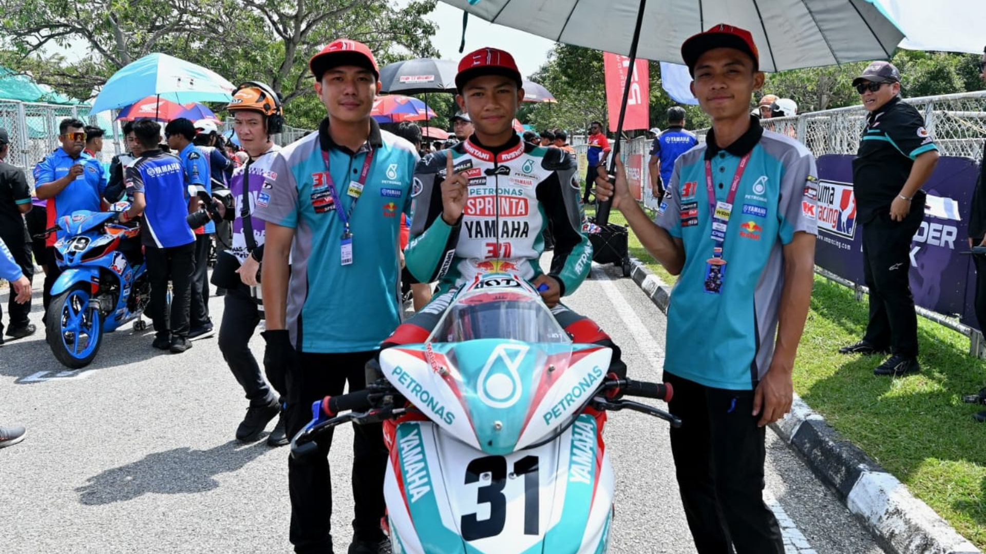 PELAJAR IKSN TERLIBAT SEBAGAI JURUTEKNIK PETRONAS YAMAHA 31 RACING