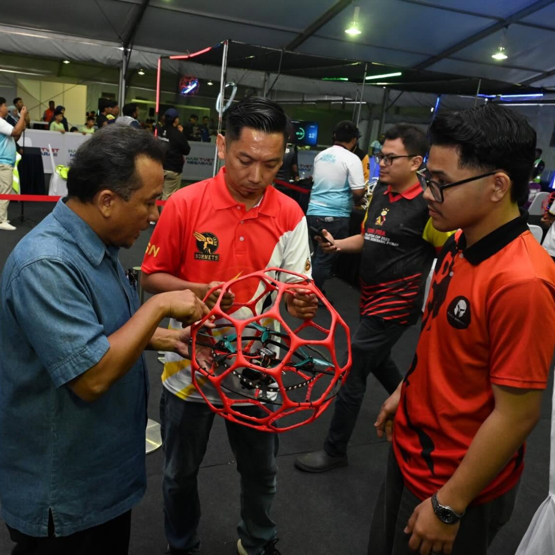 PASUKAN DRONE SOCCER IKSN MEMULAKAN PERTANDINGAN DENGAN MEYAKINKAN