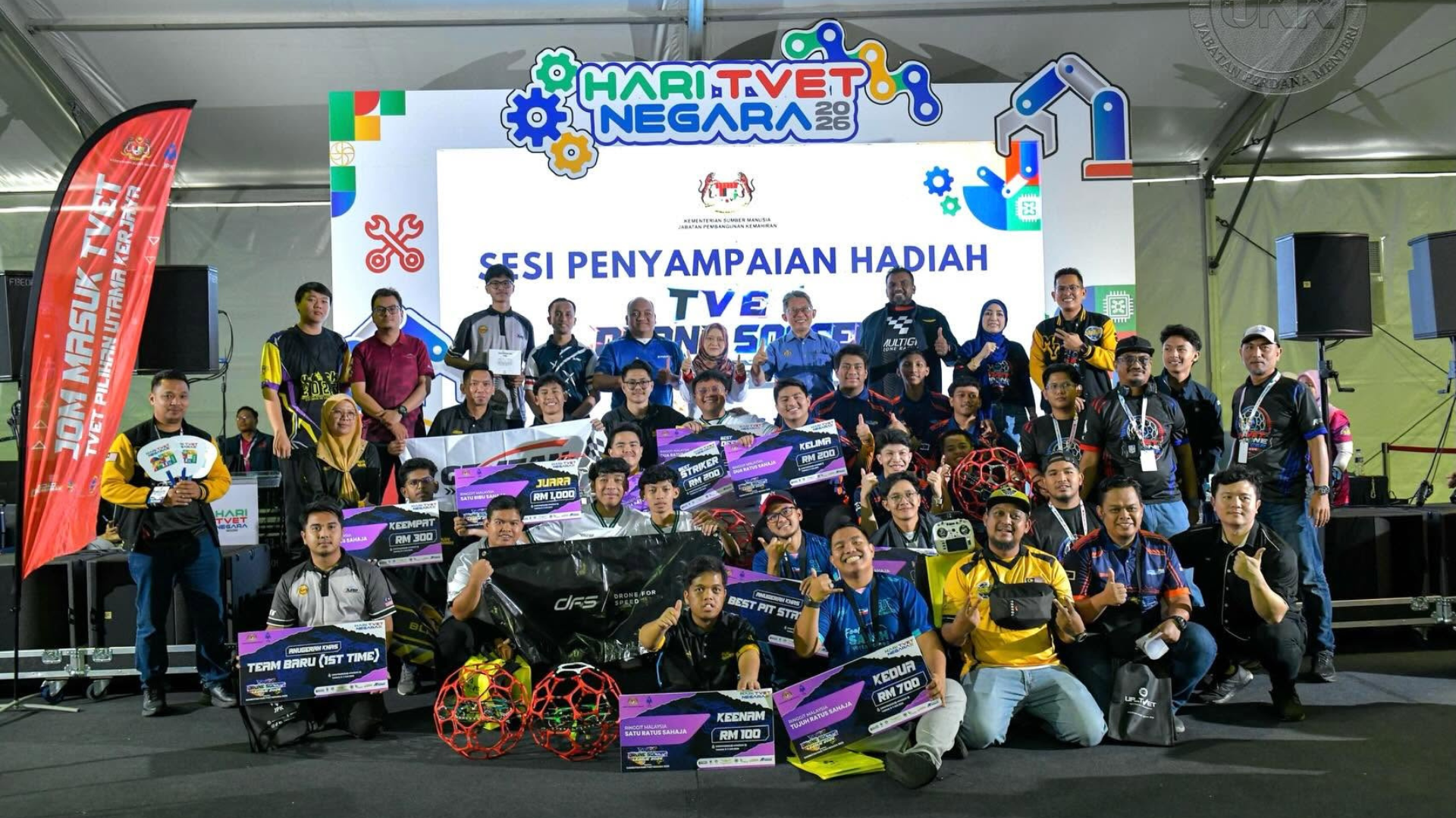 PASUKAN DRONE SOCCER IKSN MEMULAKAN PERTANDINGAN DENGAN MEYAKINKAN