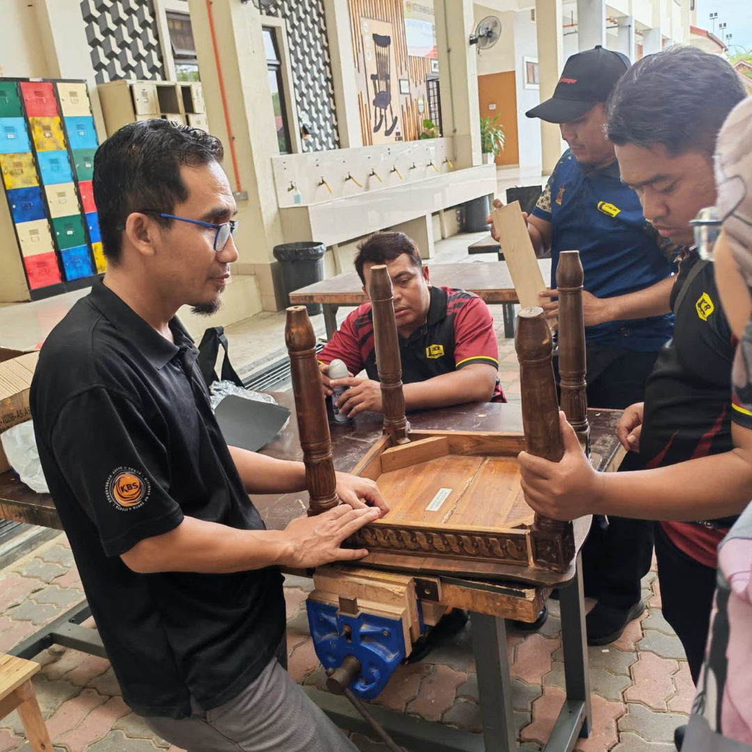 KURSUS IKSN TINGKAT KEMAHIRAN PEGAWAI JKR URUS PERABOT ISTIADAT