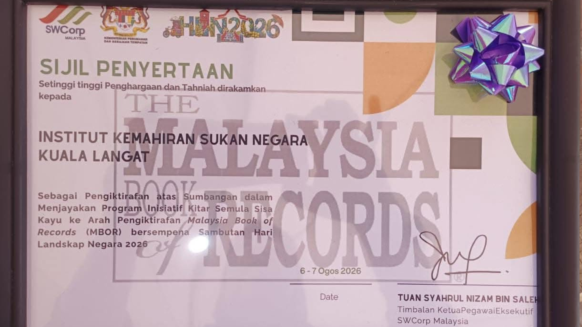 IKSN CIPTA SEJARAH TERIMA PENGIKTIRAFAN MALAYSIA BOOK OF RECORDS MELALUI INISIATIF KITAR SEMULA SISA KAYU