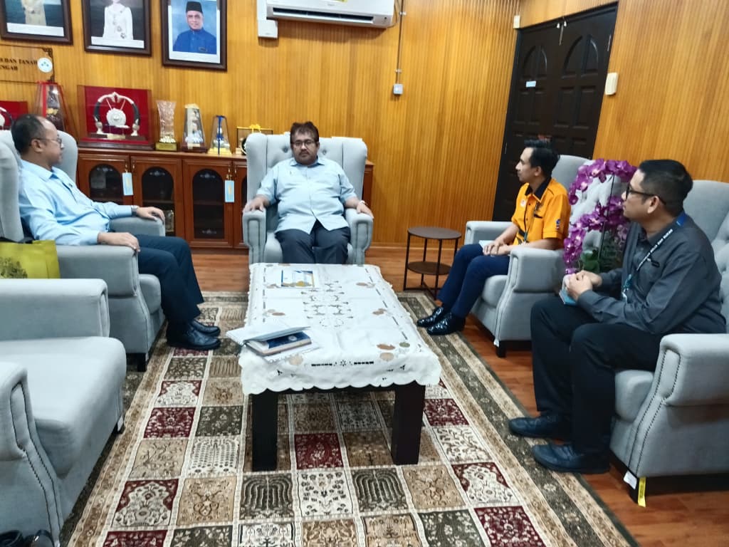 KUNJUNG HORMAT IKBN SERI ISKANDAR KE PEJABAT DAERAH DAN TANAH PERAK TENGAH