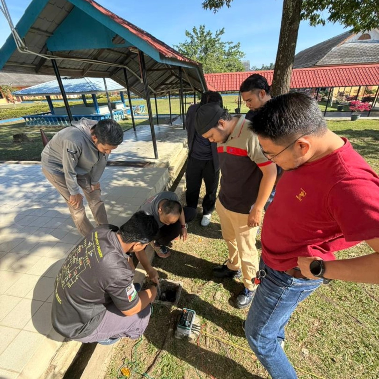 PESERTA KURSUS PENDAWAIAN ELEKTRIK SATU FASA-PW2 (PART TIME) FOKUS JALANI LATIHAN AMALI PENGUJIAN ELEKTROD BUMI