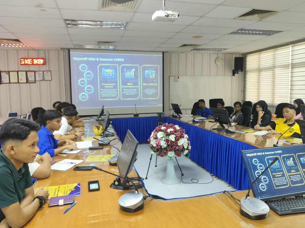 PELAJAR KURSUS MULTIMEDIA PENGARANGAN DIBERI PENDEDAHAN AWAL LATIHAN INDUSTRI 