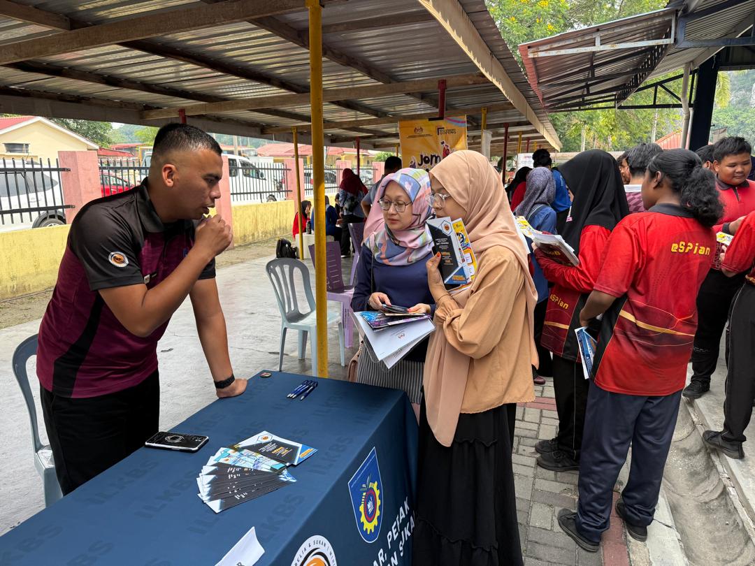 IKBNSI TONJOLKAN PROGRAM TVET KEPADA LEPASAN SPM DI SMK SIMPANG PULAI, PERAK