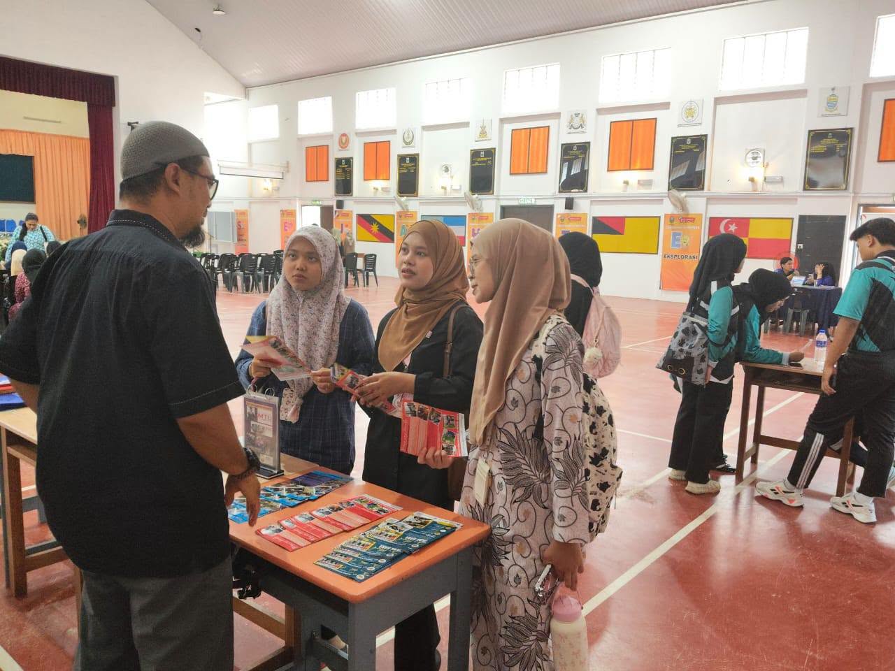 Pameran Kerjaya Sempena Minggu Hala Tuju bertempat di Dewan Lukman Al Hakim, SMK Pokok Sena 2.
