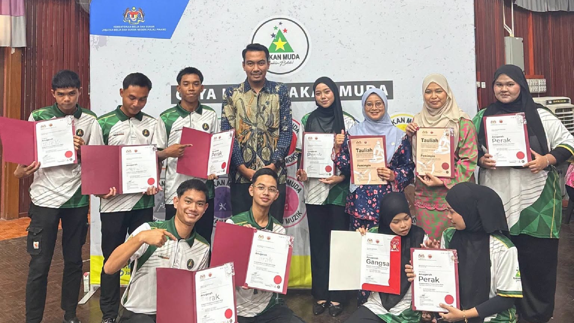 MAJLIS PENTAULIAHAN ANUGERAH REMAJA PERDANA RAKAN MUDA: 118 PELAJAR IKTBN BUKIT MERTAJAM TERIMA PENGIKTIRAFAN