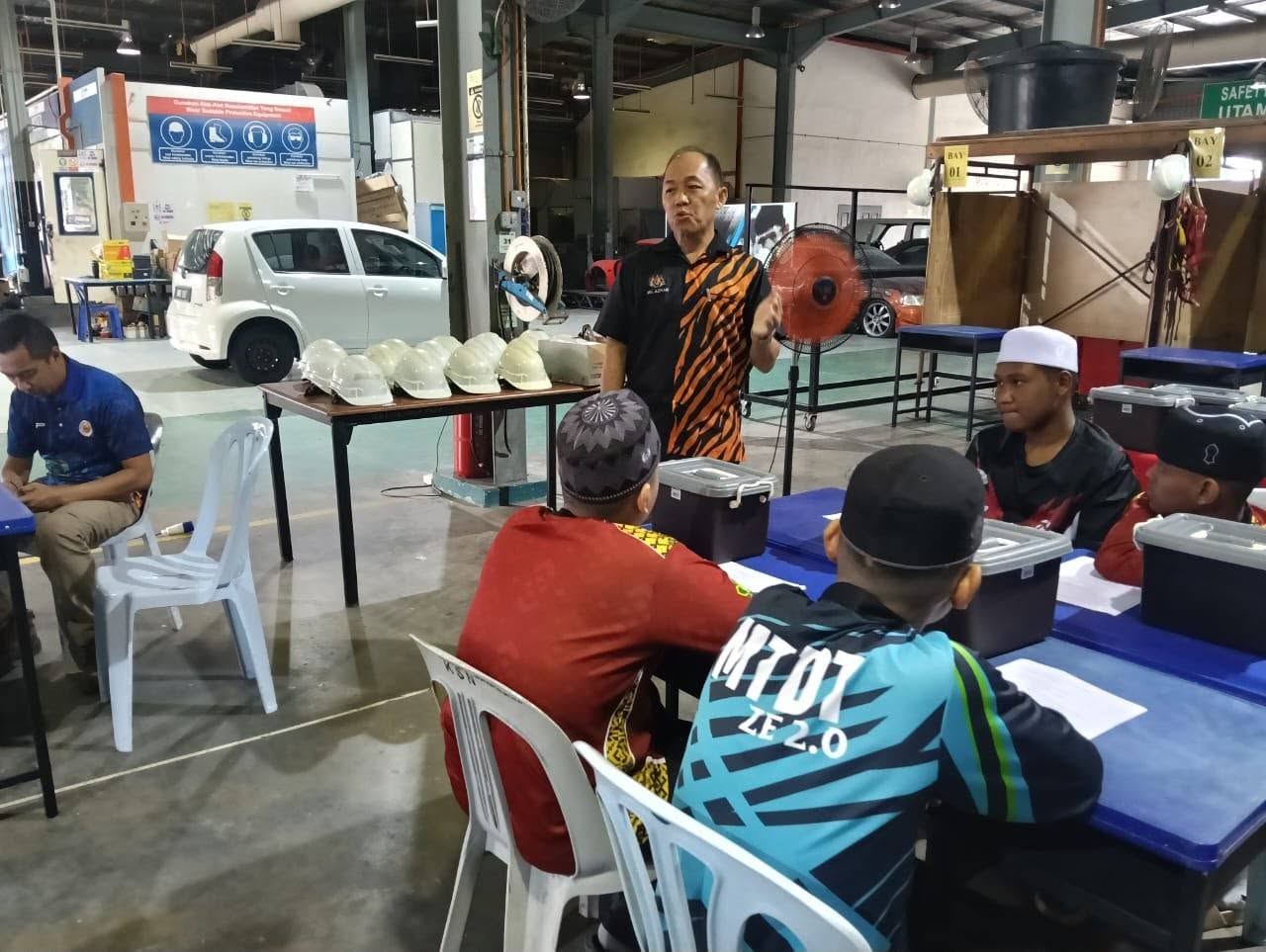 IKTBN Chembong anjur kursus perpaipan percuma perkasakan pelajar tahfiz