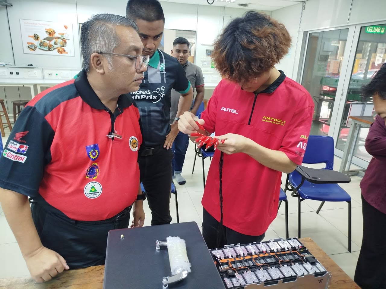 Tingkat Kompetensi Pelajar Melalui Peralatan Baharu Teknologi EV