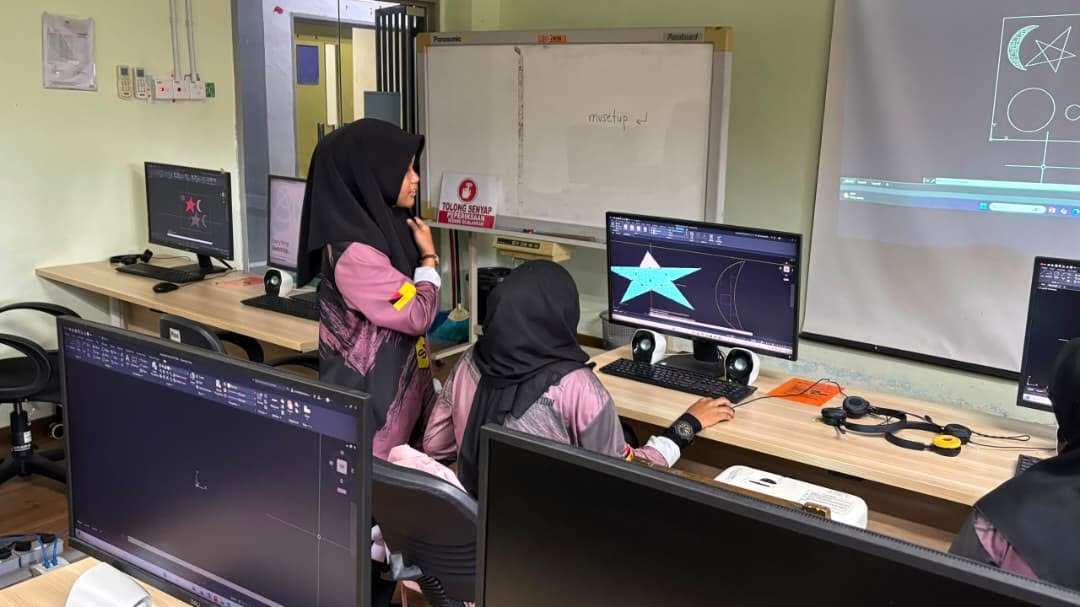 Pelajar sedang mencuba perisian CAD di Jabatan Teknologi Awan