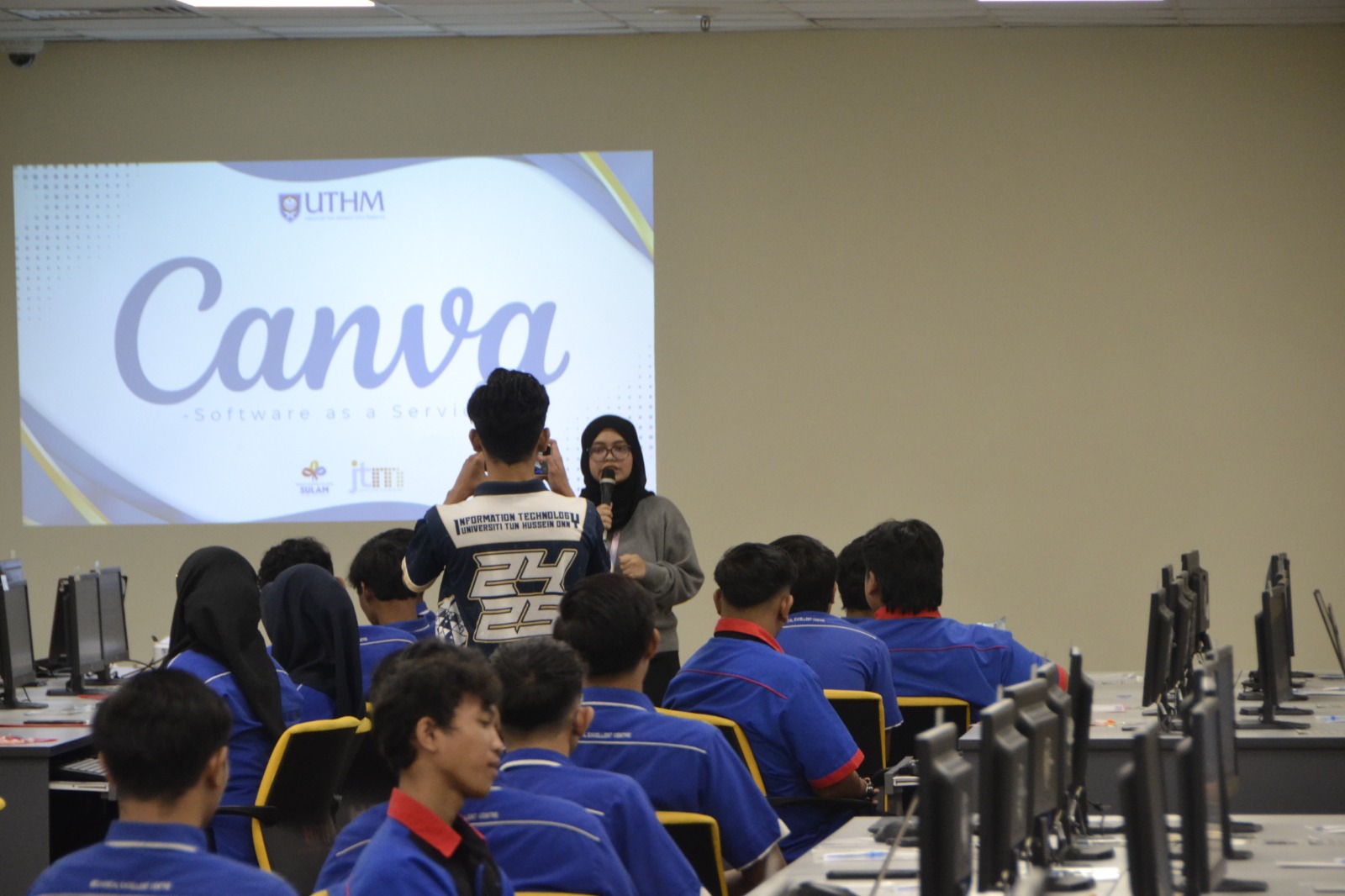 KURSUS ASAS PERISIAN SEBAGAI PERKHIDMATAN (CANVA)