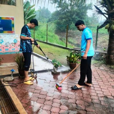 Gotong Royong Pasca Banjir SK Paloh Hinai