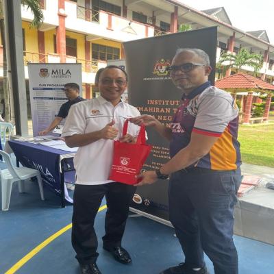 IKTBN SEPANG SERTAI PAMERAN SEMPENA PENGUMUMAN KEPUTUSAN SPM DI SMK DESA CEMPAKA DAN SMK BANDAR BARU SALAK TINGGI