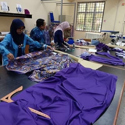 BERKHIDMAT MELALUI KEMAHIRAN: IKBN PERETAK LAKSANA JAHITAN PAKAIAN INFAK YBK GESIR