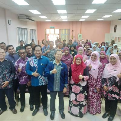 MAJLIS PERJUMPAAN PEGAWAI DAN KAKITANGAN IKBN WAKAF TAPAI BERSAMA PENGARAH