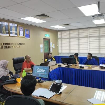 PELAJAR KURSUS MULTIMEDIA PENGARANGAN DIBERI PENDEDAHAN AWAL LATIHAN INDUSTRI 